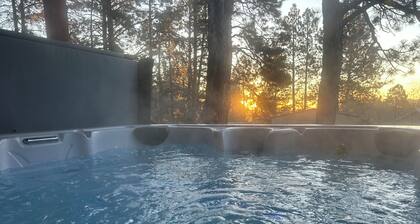 MOUNTAIN OASIS NESTLED IN THE PINES. HOT TUB. TRAILS-PICKLEBALL-THEATRE ROOM