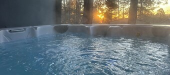 MOUNTAIN OASIS NESTLED IN THE PINES. HOT TUB. TRAILS-PICKLEBALL-THEATRE ROOM