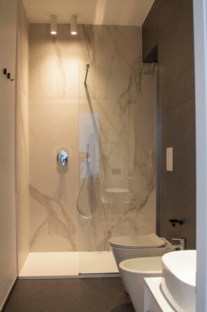 Haartrockner, Handtücher, Seife, Toilettenpapier