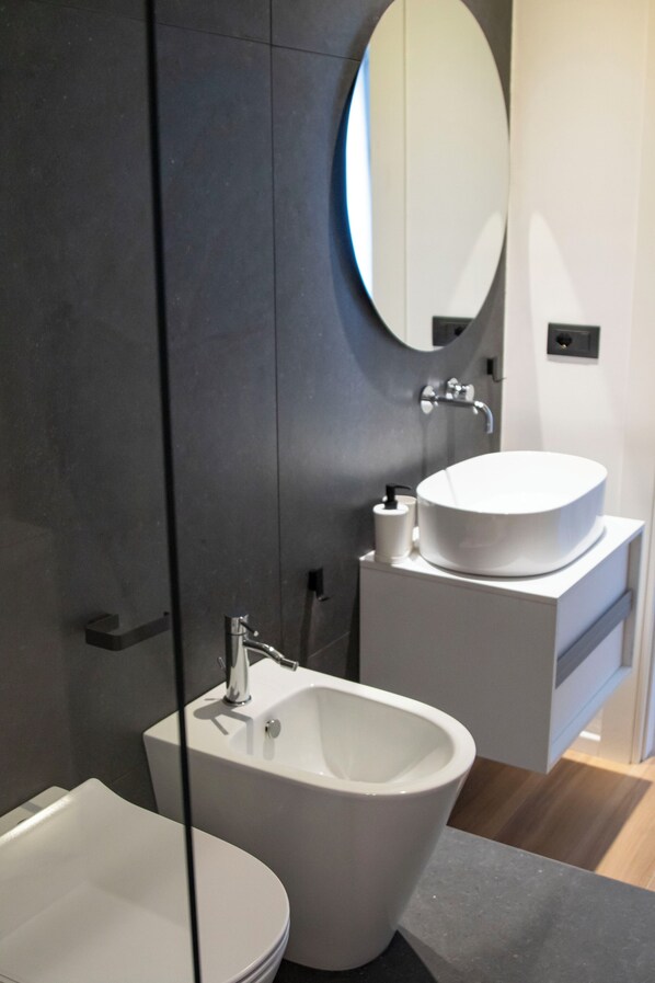 Haartrockner, Handtücher, Seife, Toilettenpapier