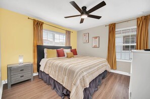 5 bedrooms, iron/ironing board, WiFi, bed sheets - Champions Gate Resort Townhome with Private Pool (Davenport)
