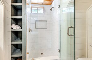 Shower, hair dryer, towels, soap - Charming 3-bedroom cottage Cashiers fiber WiFi w/1,200 sq ft outdoor space (Cashiers)