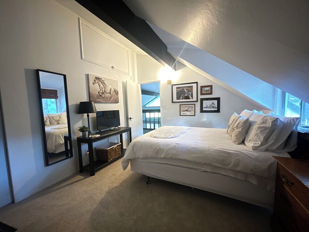 Curated visual reference: Gallery Detail: Cozy 4 Bedroom Cabin On The Golf Course In Beautiful