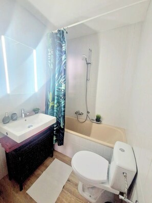 Comfort Apartment, Balcony | Bathroom