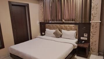 Deluxe dubbelrum eller tvåbäddsrum | Skrivbord, strykjärn/strykbräda och gratis wi-fi