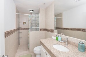 Douche, sèche-cheveux, serviettes fournies, savon