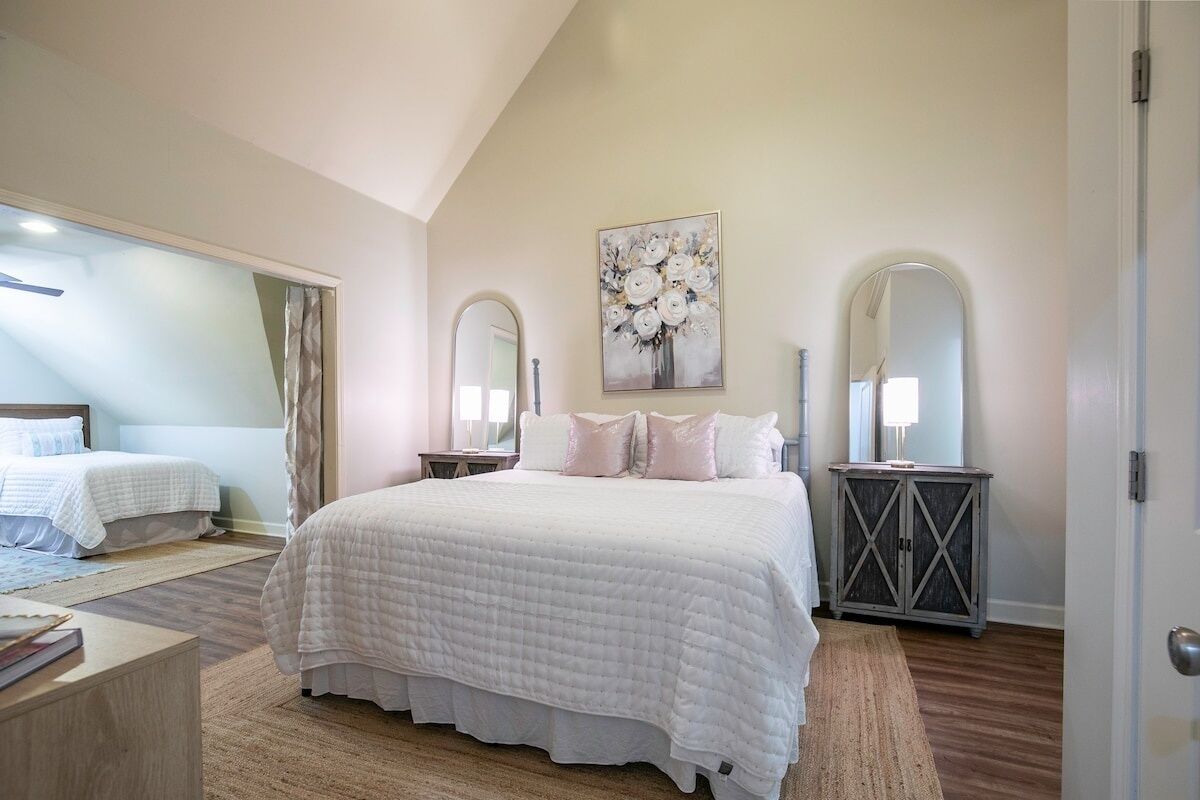 4 bedrooms, iron/ironing board, internet, bed sheets