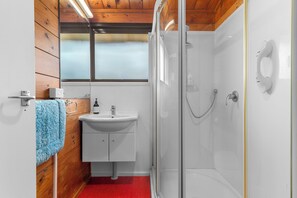 Shower, hair dryer - Waterfront Charm - Snells Beach Holiday Home (Snells Beach)