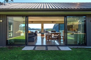 Outdoor dining - Fun and Falls Haven - Mangakino Holiday Home (Mangakino)