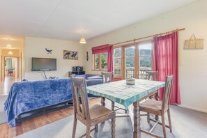 Dining - Pukeko Cottage - Marlborough Sounds Retreat (Linkwater)