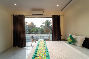 Habitación estándar | Escritorio, cortinas opacas, tabla de planchar con plancha