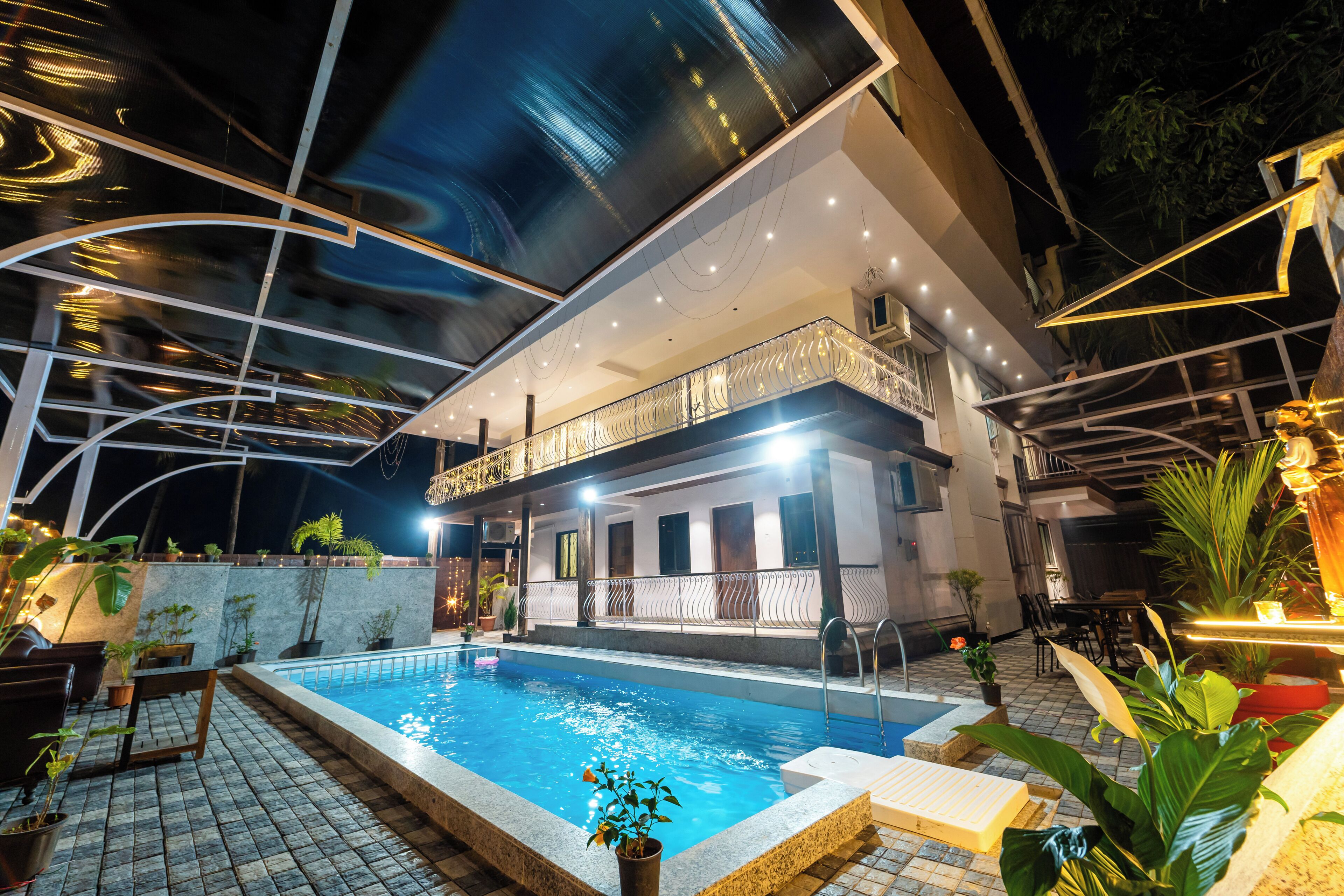 Una piscina al aire libre