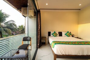 Habitación estándar | Escritorio, cortinas opacas, tabla de planchar con plancha