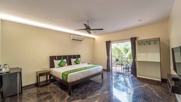 Deluxe Room | Desk, blackout curtains, iron/ironing board, rollaway beds