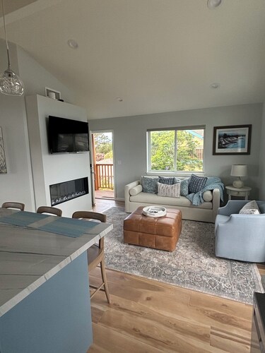 Sunny, Modern Cottage w/ Stunning Views, Steps from Beach & Natural Bridges