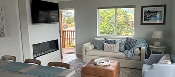 Sunny, Modern Cottage w/ Stunning Views, Steps from Beach & Natural Bridges