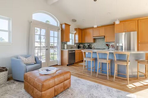 Sunny, Modern Cottage w/ Stunning Views, Steps from Beach & Natural Bridges
