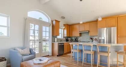 Sunny, Modern Cottage w/ Stunning Views, Steps from Beach & Natural Bridges