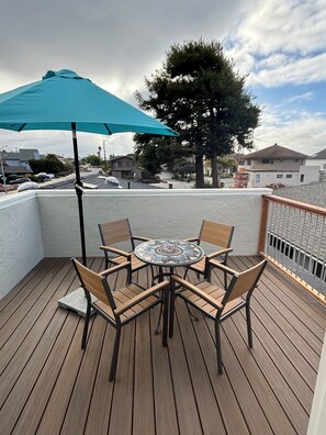 Property grounds - Sunny, Modern Cottage w/ Stunning Views, Steps from Beach & Natural Bridges (Santa Cruz)