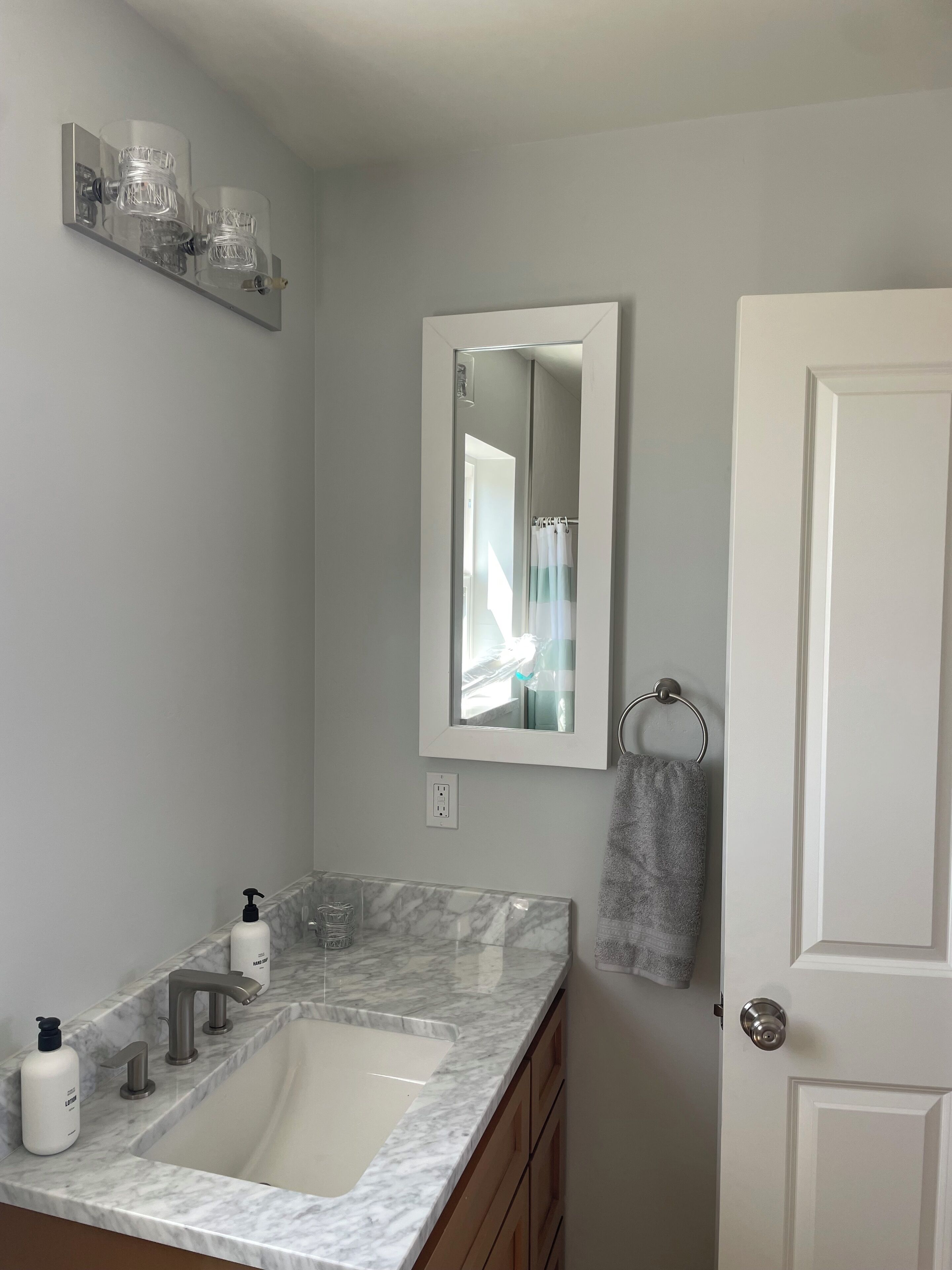 Regadera, secadora de cabello, toallas, jabón 