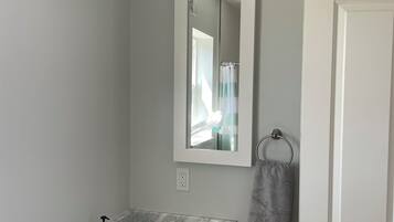 Regadera, secadora de cabello, toallas, jabón