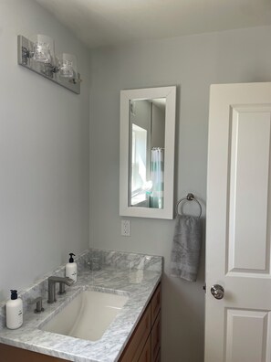 Douche, sèche-cheveux, serviettes fournies, savon