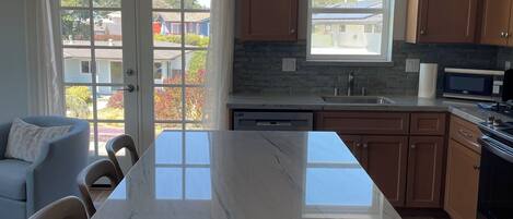 冷蔵庫、電子レンジ、オーブン、コンロ