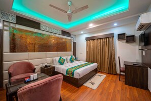 Rom – deluxe | Individuelt innredet, skrivebord, blendingsgardiner og strykejern/-brett