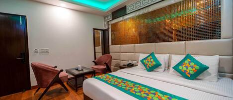 Deluxe Room | Individually furnished, desk, blackout drapes, iron/ironing board