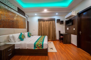 Phòng Deluxe | Trang bị nội thất với thiết kế riêng biệt, bàn, màn/rèm cản sáng 