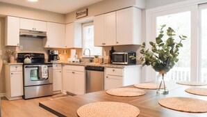 Private kitchen - NEW!4-Bed Family Friendly Home in Columbus Fort Moore (Columbus)
