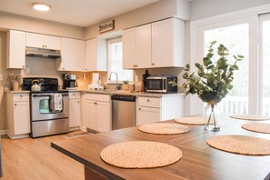 冷蔵庫、電子レンジ、オーブン、コンロ