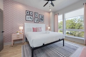 4 bedrooms, desk, iron/ironing board, WiFi - Dolly & Denim - 4BD/4.5BTH - Spacious Rooftop! (Nashville)