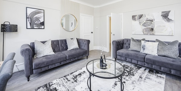 TV - 2 bed modern apartment by luxiety stays (Southend on sea)