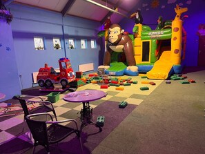 Children’s area - Lovely forest Cottage for families or a group of friends! (Ewijk)