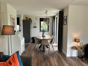 Dining - Lovely forest Cottage for families or a group of friends! (Ewijk)