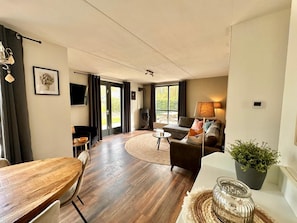 Smart TV, fireplace - Lovely forest Cottage for families or a group of friends! (Ewijk)
