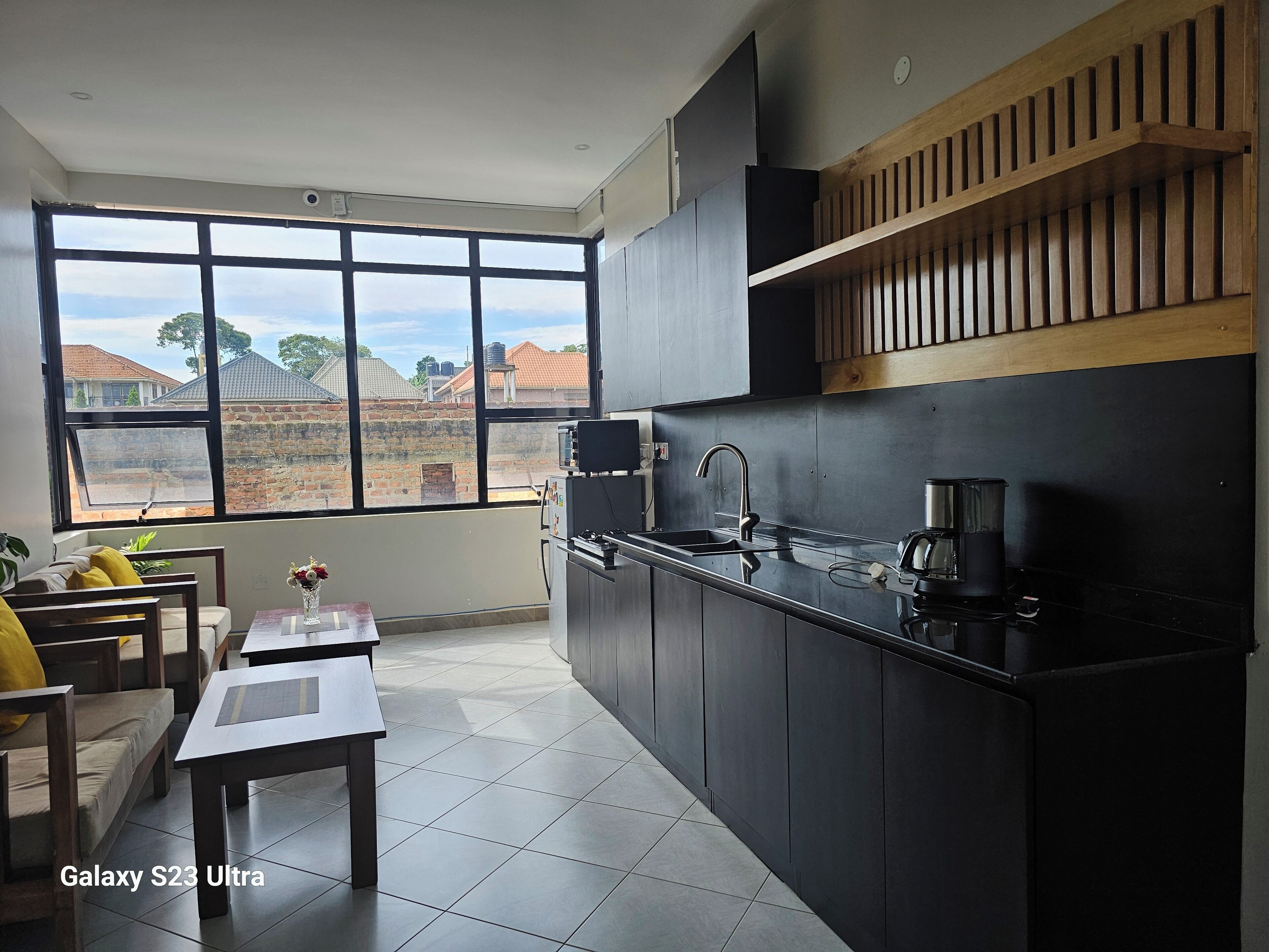 Grand réfrigérateur, micro-ondes, four, plaque de cuisson