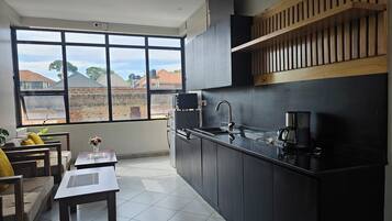 Full-size fridge, microwave, oven, stovetop