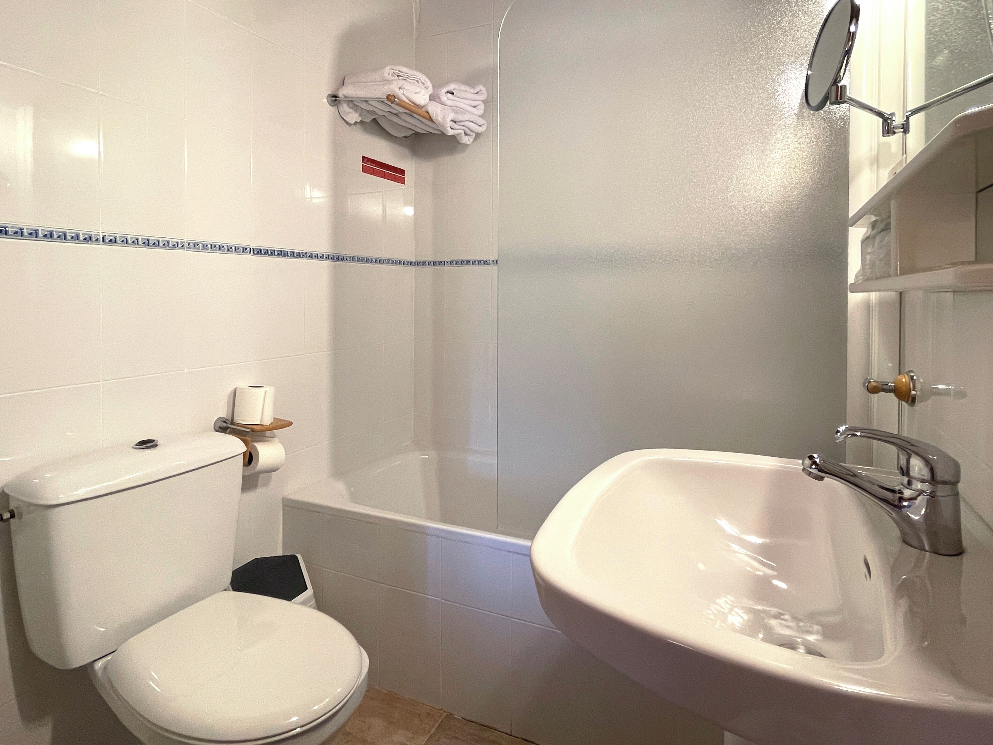 Ein Badezimmer mit Toilette, Waschbecken und Dusche.
