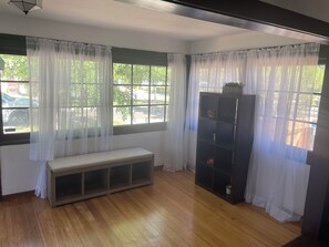 Interior - Charming 1-bedroom house in welcoming Albuquerque with WiFi, AC (Albuquerque)