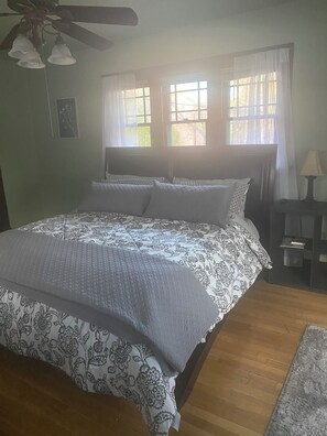 1 bedroom, iron/ironing board, WiFi, bed sheets - Charming 1-bedroom house in welcoming Albuquerque with WiFi, AC (Albuquerque)