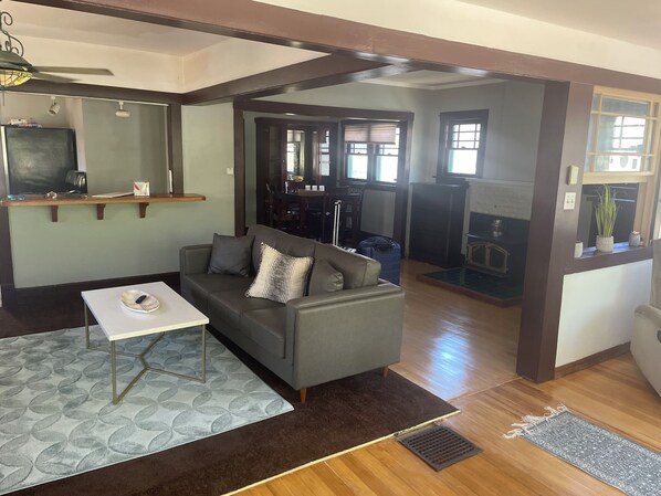 Smart TV, fireplace - Charming 1-bedroom house in welcoming Albuquerque with WiFi, AC (Albuquerque)