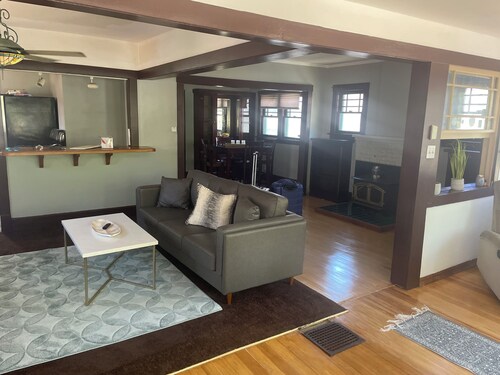 Charming 1-bedroom house in welcoming Albuquerque with WiFi, AC