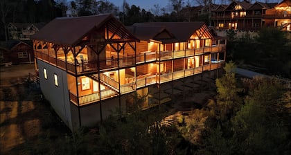 Luxury Lodge~Sleeps 22~Heated Pool~2 Hot Tubs~Game Room