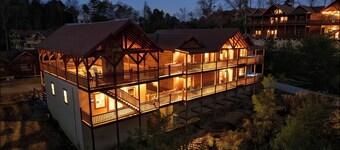 Luxury Lodge~Sleeps 22~Heated Pool~2 Hot Tubs~Game Room