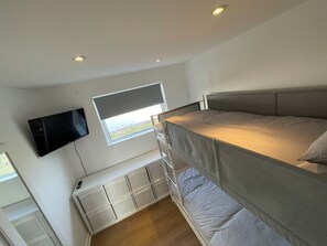 2 makuuhuonetta, silitysrauta/-lauta, vauvan matkasänky, vuodevaatteet