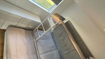 2 quartos, ferros/tábuas de passar roupa, berço de viagem, roupa de cama