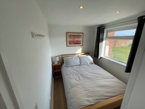 2 soverom, strykejern/-brett, reiseseng for barn og sengetøy