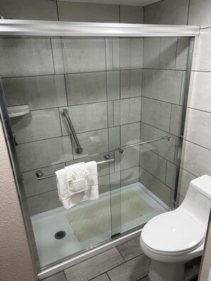 Een douche, een haardroger, handdoeken, zeep